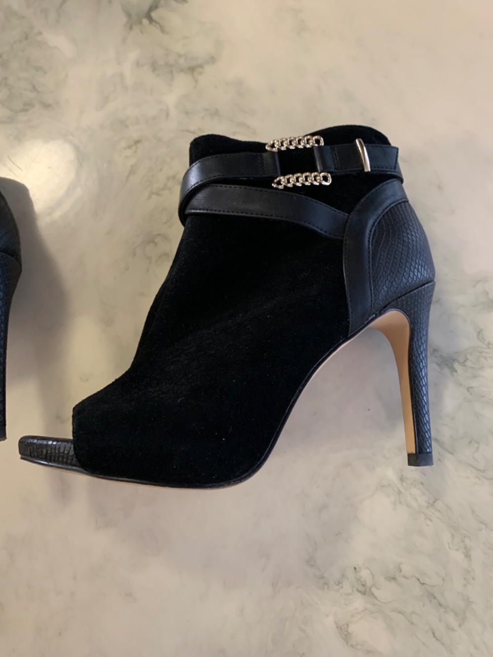 Like new leather ankle boot size 6